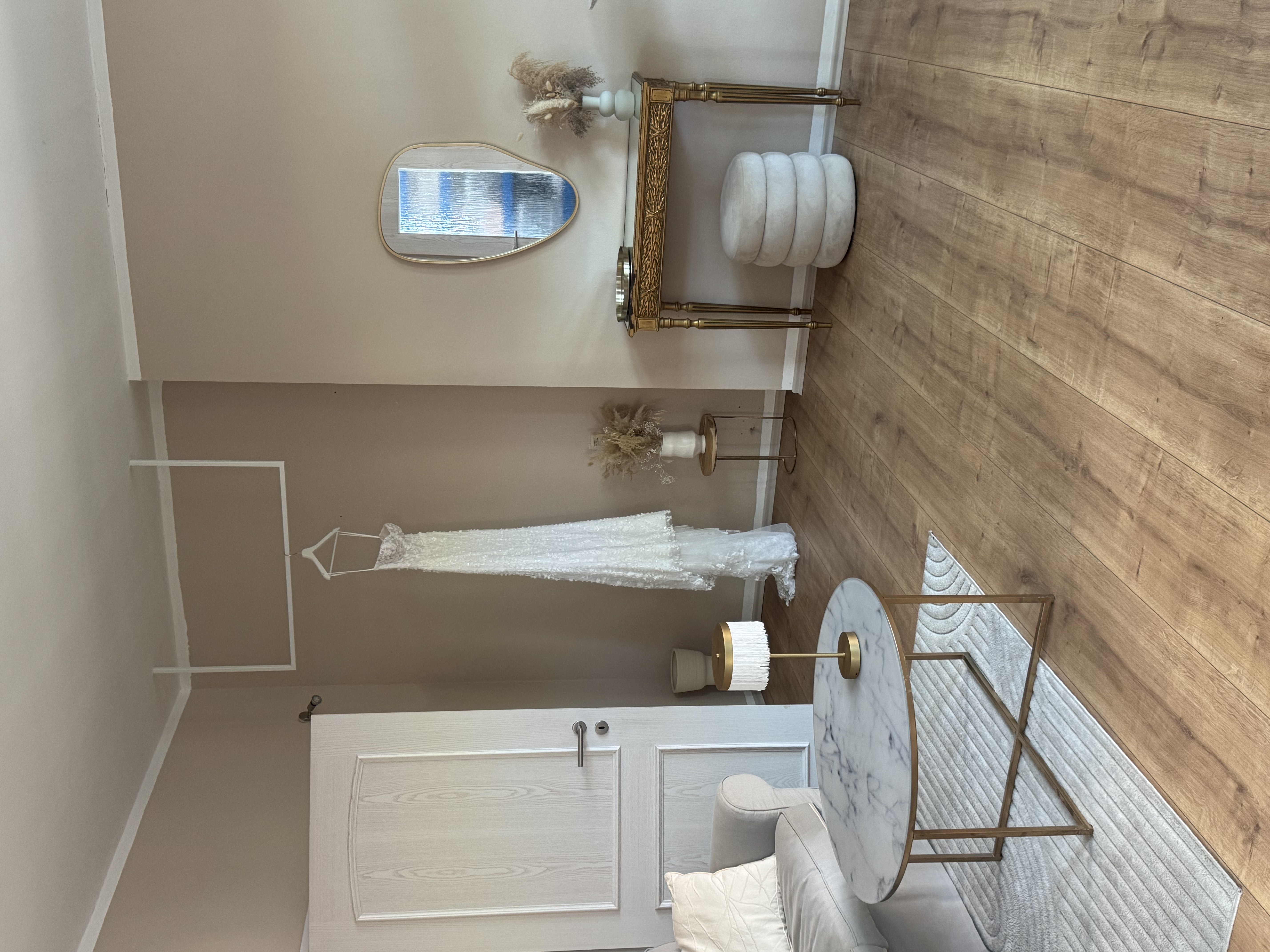 Hochzeit: Ein eleganter Rückzugsort für das Getting Ready. Lichtdurchflutet, ruhig und perfekt für die emotionalen Momente vor dem Ja-Wort. - Rebe Deidesheim