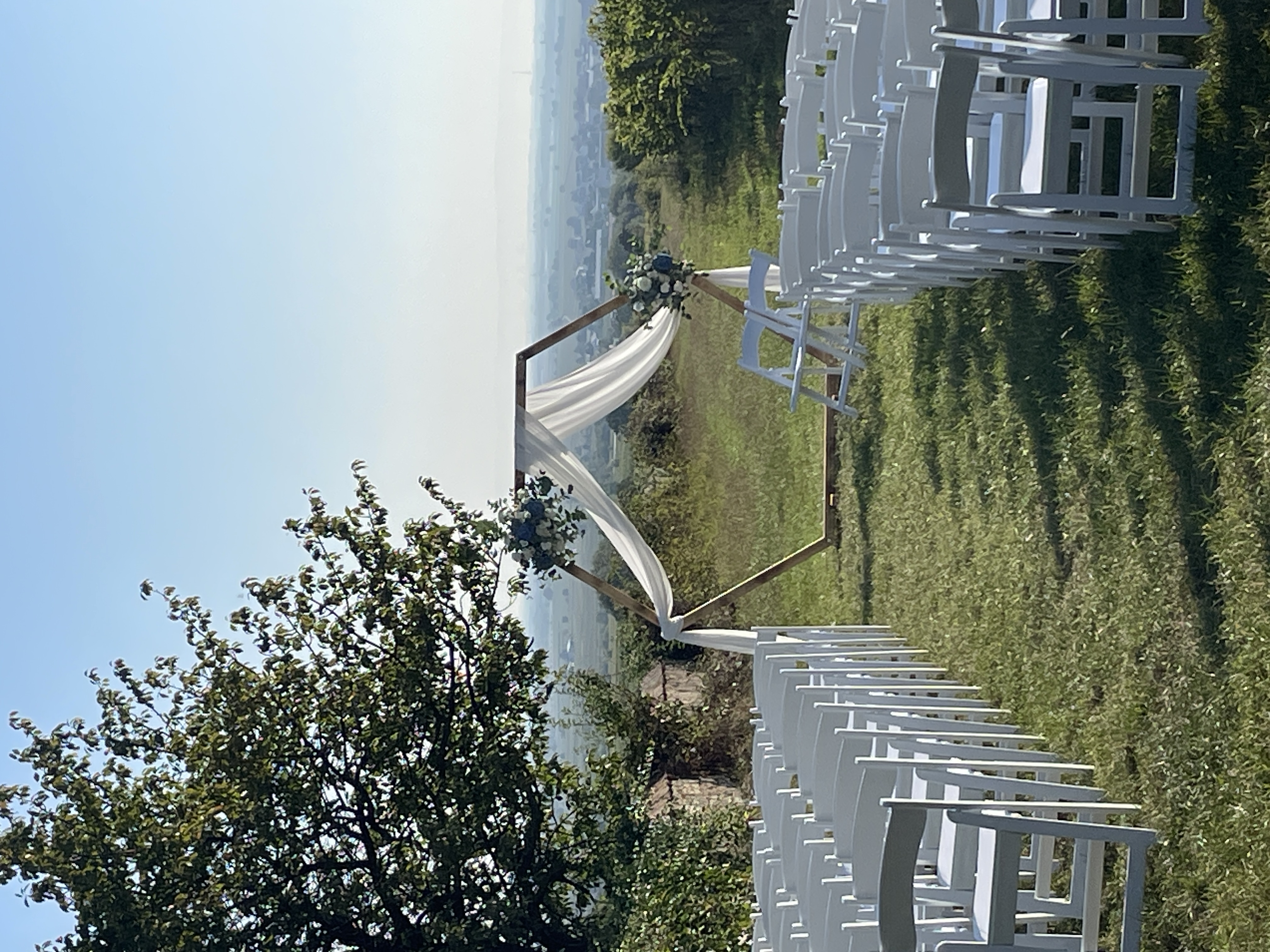 Hochzeit: Unter freiem Himmel, zwischen den Reben. Ein Ort, an dem Versprechen nicht nur gesagt, sondern tief im Herzen gespürt werden. - Rebe Deidesheim