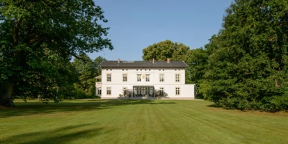 Wedding - Rethwisch (Kreis Stormarn) - Blick aus dem Park auf das Herrenhaus - Herrenhaus Gut Bliestorf GmbH