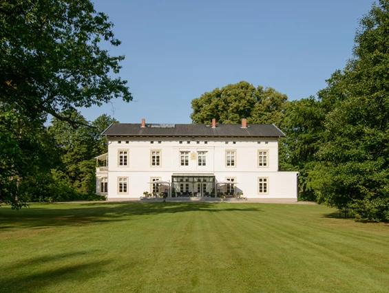 Hochzeit: Blick aus dem Park auf das Herrenhaus - Herrenhaus Gut Bliestorf GmbH