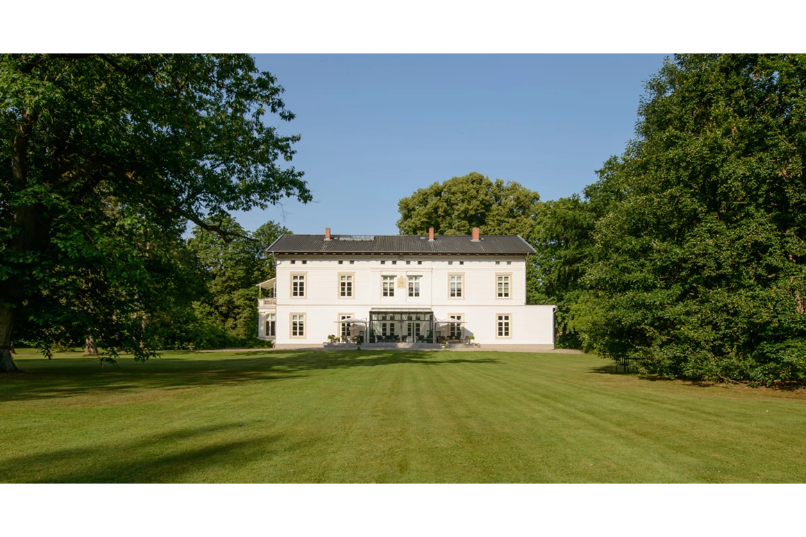 Hochzeit: Blick aus dem Park auf das Herrenhaus - Herrenhaus Gut Bliestorf GmbH