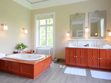 Hochzeit: Wellness in der Hochzeit-Suite - Herrenhaus Gut Bliestorf GmbH
