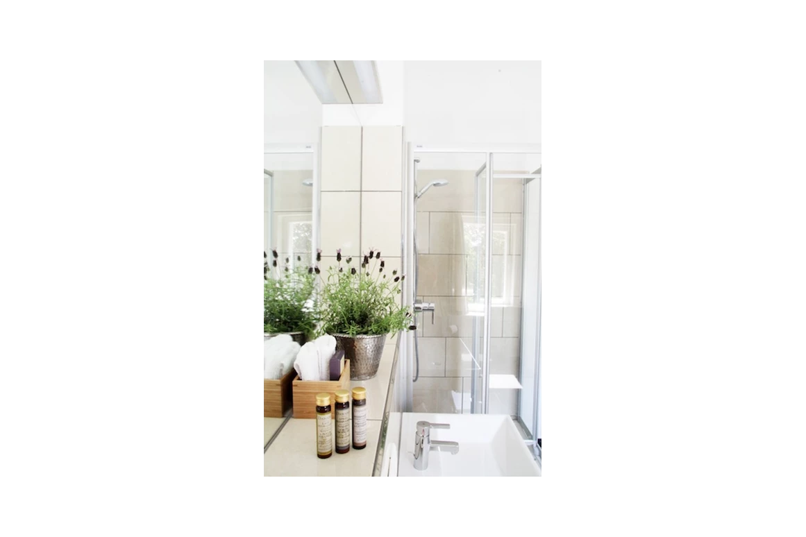 Hochzeit: Bad Zimmer 204 - Herrenhaus Gut Bliestorf GmbH