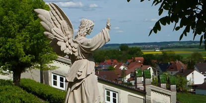 Bruiloft - Allgäu / Bayerisch Schwaben - Schutzengel vor der Hochzeitslocation - Kloster Bonlanden