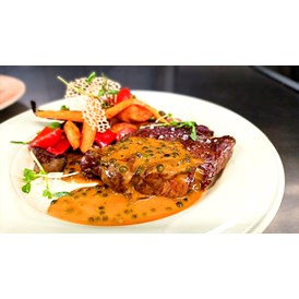 Hochzeit: Entrecôte- / Rib-Eye-Steak vom argentinischen Rind Black Angus, allerbeste Qualität - Hotel und Restaurant Kolossos in Neuss am Rhein