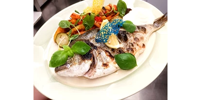 Mariage - Duisburg - Goldbrasse (Dorade Royale) aus Mittelmeerfang, saftig im ganzen gegrillt. - Hotel und Restaurant Kolossos in Neuss am Rhein