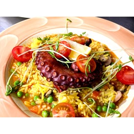 Hochzeit: Butterzarter Oktopus auf spanischer Paella mit goldgelbem Reis und knackigem Gemüse - Hotel und Restaurant Kolossos in Neuss am Rhein