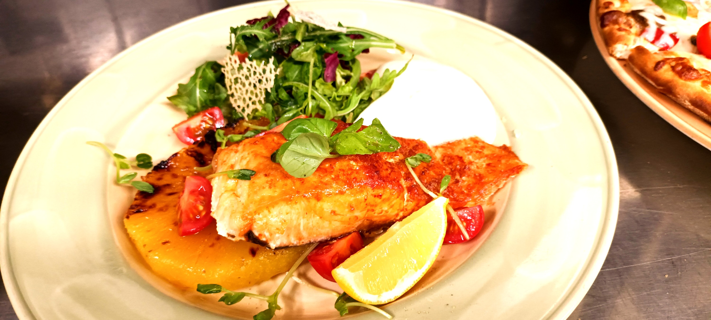 Hochzeitslocation: Lachsfilet auf Ananas, beide saftig gegrillt, mit Zitronen-Butter-Weißwein-Sauce - Hotel und Restaurant Kolossos in Neuss am Rhein