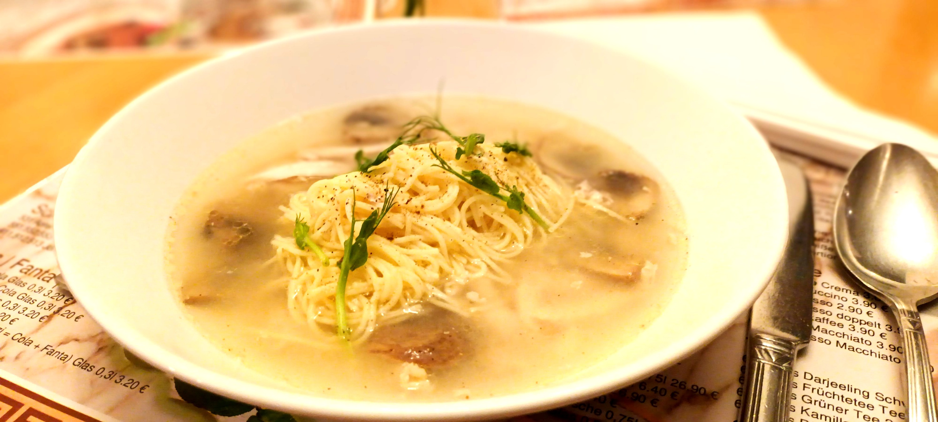 Hochzeitslocation: Bouillon de poule - französische Hühnersuppe
Aromatisch, klar mit Fleischeinlage, Nudeln, Pilzen und Gemüse - Hotel und Restaurant Kolossos in Neuss am Rhein