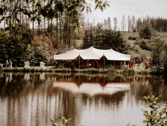 Hochzeitslocation: Freie Trauung im Stretchzelt
Foto 
Tabea Kimelman - Merker's Waldscheune Hochzeits- & Eventlocation