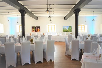 Hochzeit: Der Festsaal vom Stanglbräu bei Regensburg bietet Platz für bis zu 120 Hochzeitsgäste. - Stanglbräu