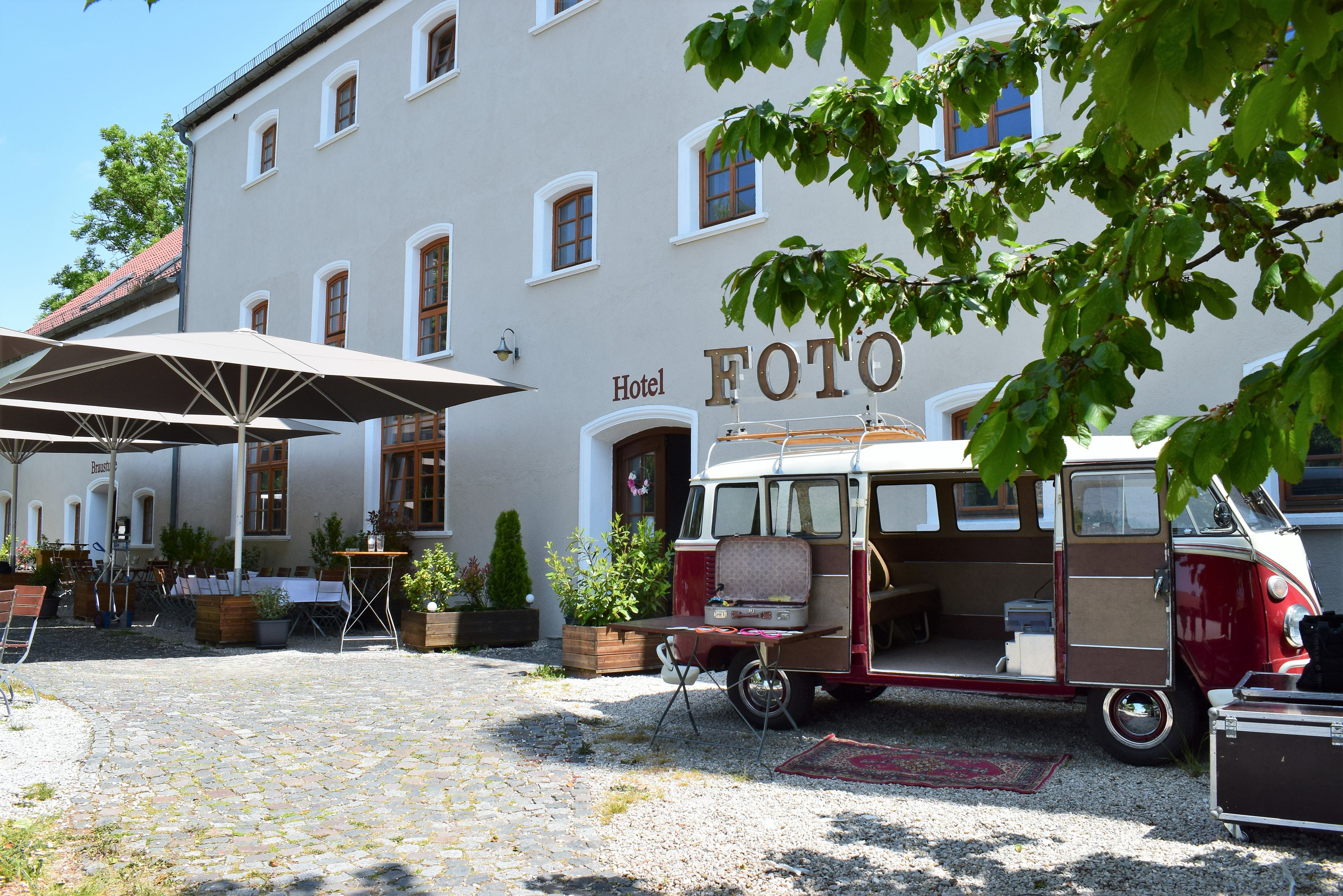 Hochzeitslocation: Der Gastgarten des Stanglbräu bei Regensburg mit Retro-Bulli als Fotobooth. - Stanglbräu