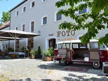 Matrimonio - Schierling (Landkreis Regensburg) - Der Gastgarten des Stanglbräu bei Regensburg mit Retro-Bulli als Fotobooth. - Stanglbräu