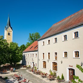 Hochzeit: Das Stanglbräu mit Gastgarten liegt in unmittelbarer Nähe zur Kirche.  - Stanglbräu