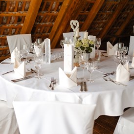 Hochzeit: Hochzeitsfeier auf dem Theurerhof - runde Tisch auf dem Heuboden - Theurerhof
