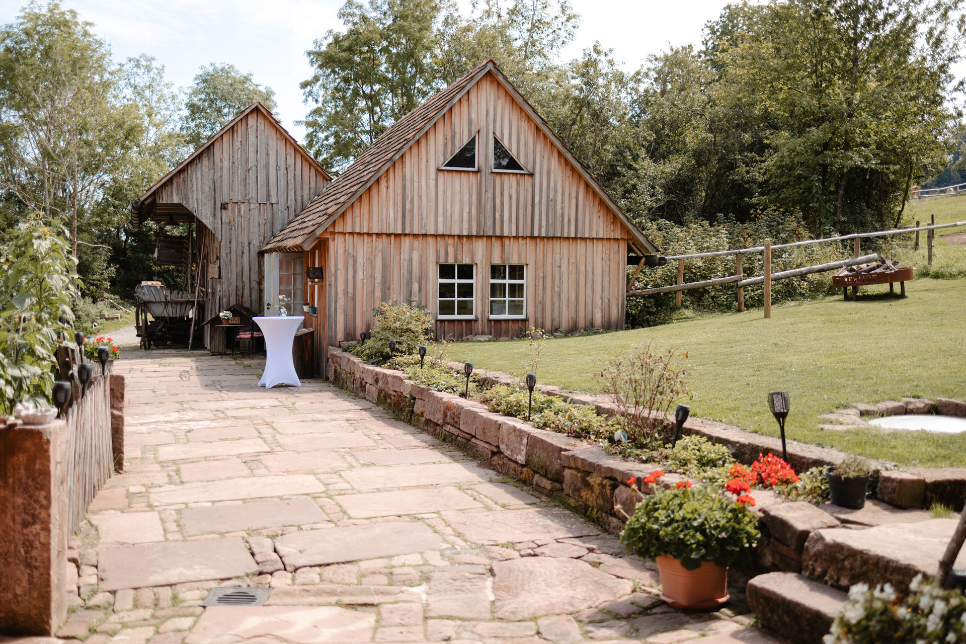 Hochzeitslocation: Blick auf den Eselstall- der Außenbereich eignet sich ideal für einen entspannten Aperitifempfang - Theurerhof