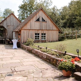 Hochzeit: Blick auf den Eselstall- der Außenbereich eignet sich ideal für einen entspannten Aperitifempfang - Theurerhof