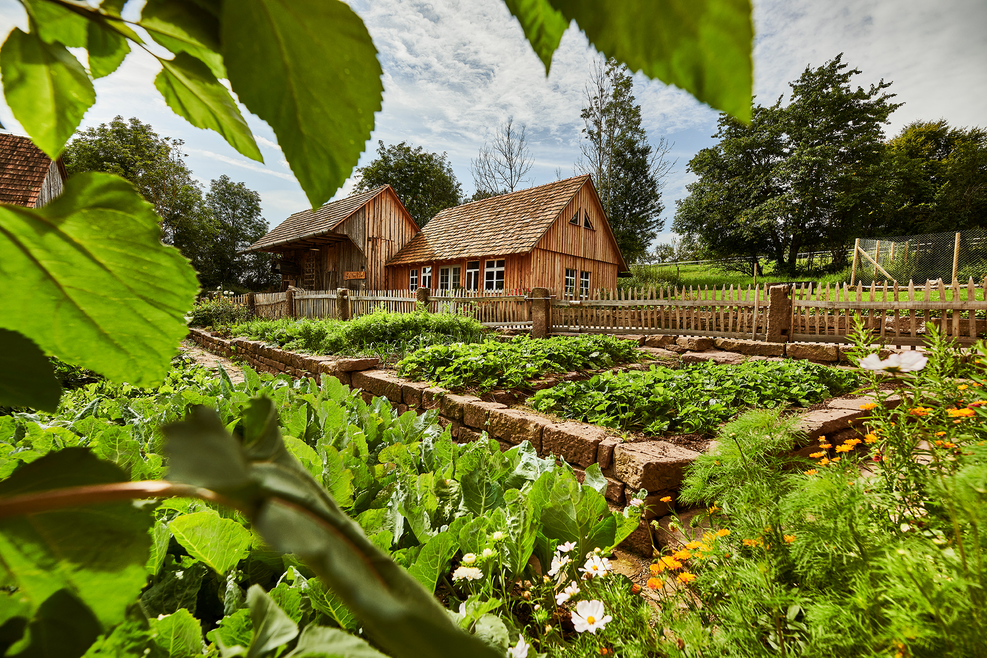 Hochzeitslocation: Blick über den Bauerngarten zum Eselstall und Gartenhaus - Theurerhof