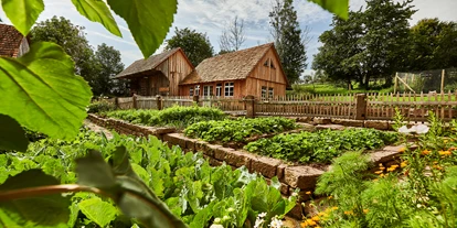 Hochzeit - Geeignet für: Private Feier (Taufe, Erstkommunion,...) - Leonberg (Böblingen) - Blick über den Bauerngarten zum Eselstall und Gartenhaus - Theurerhof