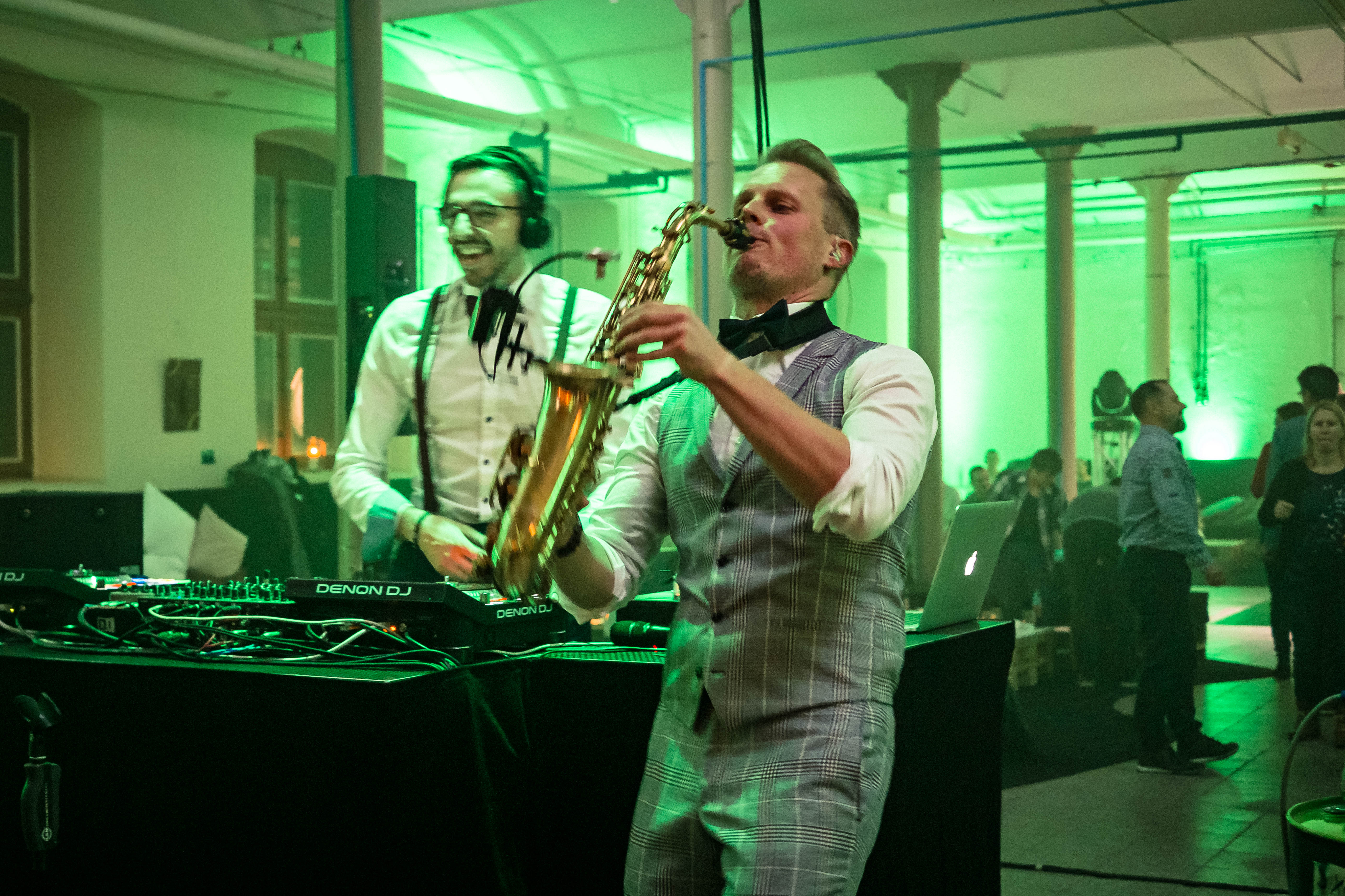 Wedding - Saxony - In unsere Paletten-Loung sind ausgelassene Partys und Liveacts genau das Richtige!
Eine Bühne ist vorhanden, doch auch gerne können sich die Künstler gerne auch unter die Gäste mischen!
Eine lockere Atmosphäre im Industrie Styl für Eure Feier. - Kulturfabrik Schönbach