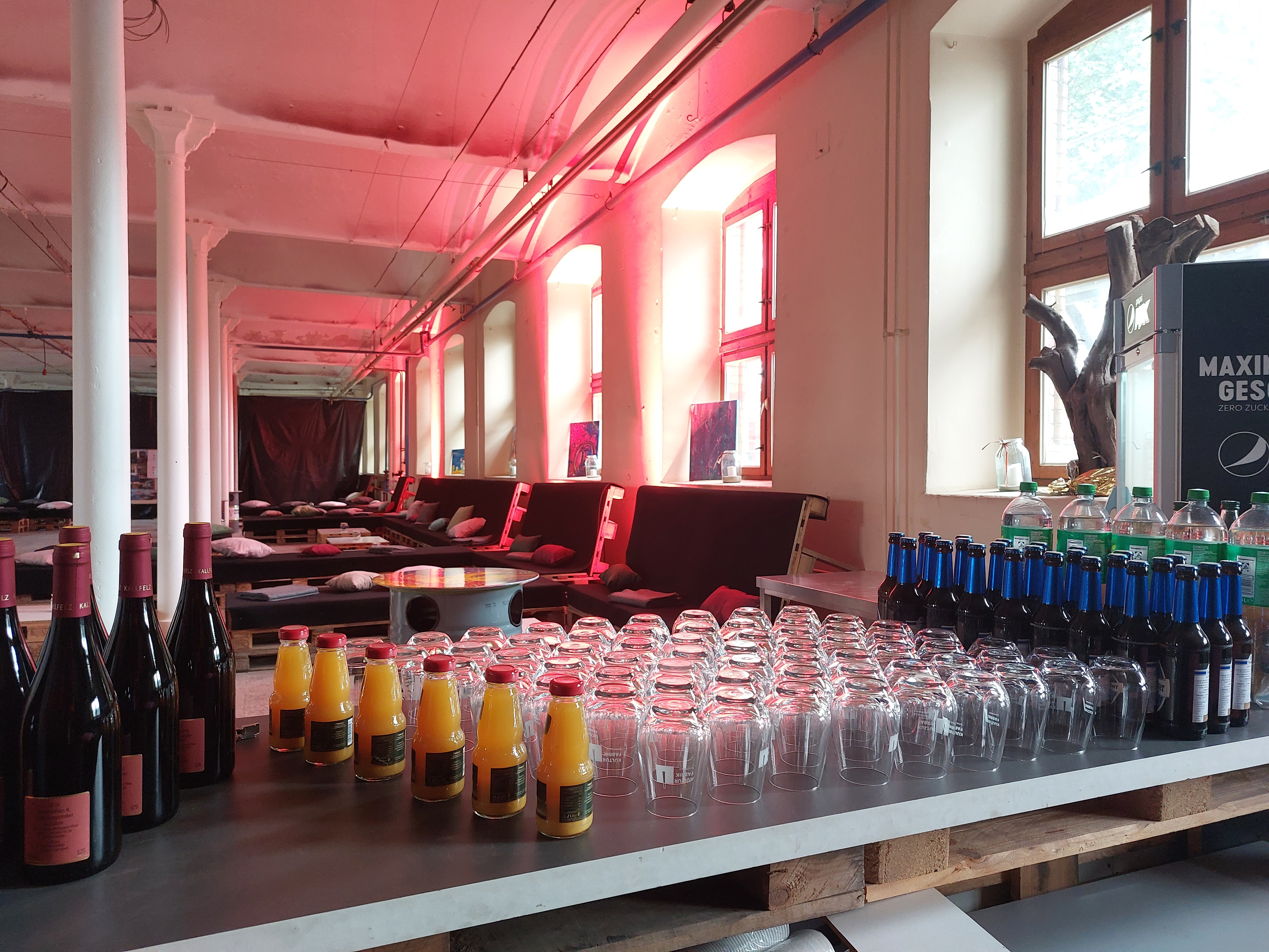 Wedding - Saxony - Blick in den Raum Paletten-Lounge - Kulturfabrik Schönbach