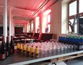 Hochzeit: Blick in den Raum Paletten-Lounge - Kulturfabrik Schönbach
