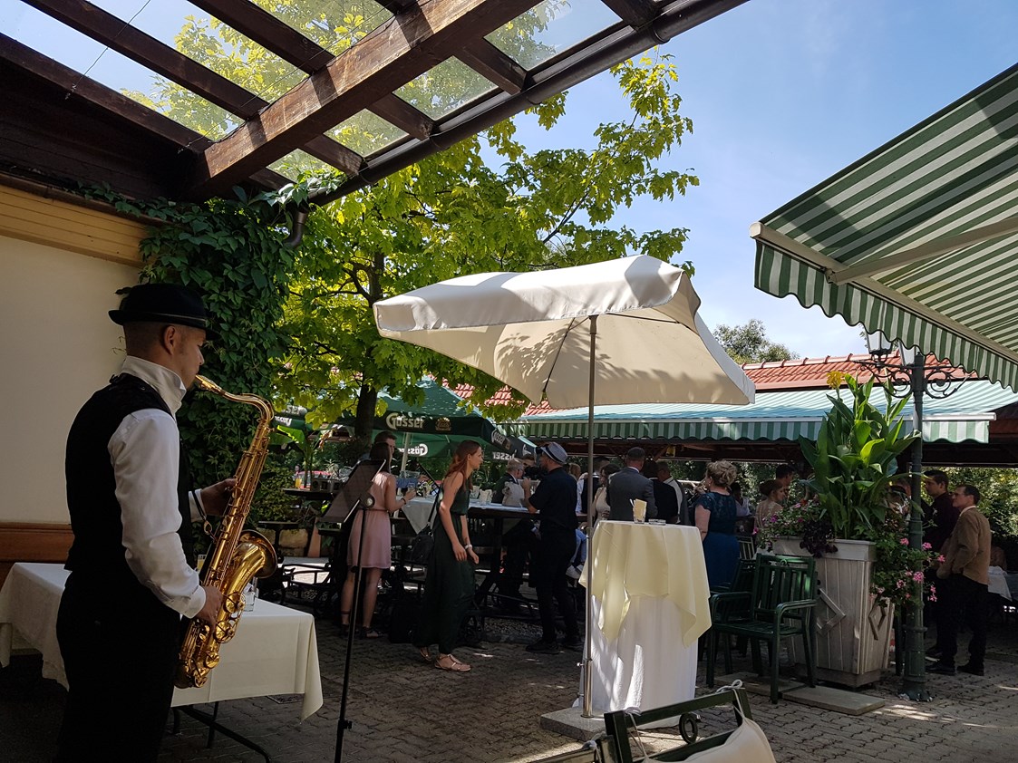 Hochzeit: Aperitif im Gastgarten - Hotel Restaurant Fischerwirt