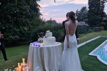 Hochzeit: Kuchenschneiden am Pool - Villa Sofia Italy