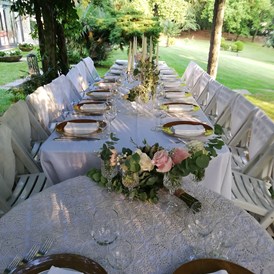 Hochzeit: kaiserlicher Tisch unter einer Glyzinienpergola - Villa Sofia Italy