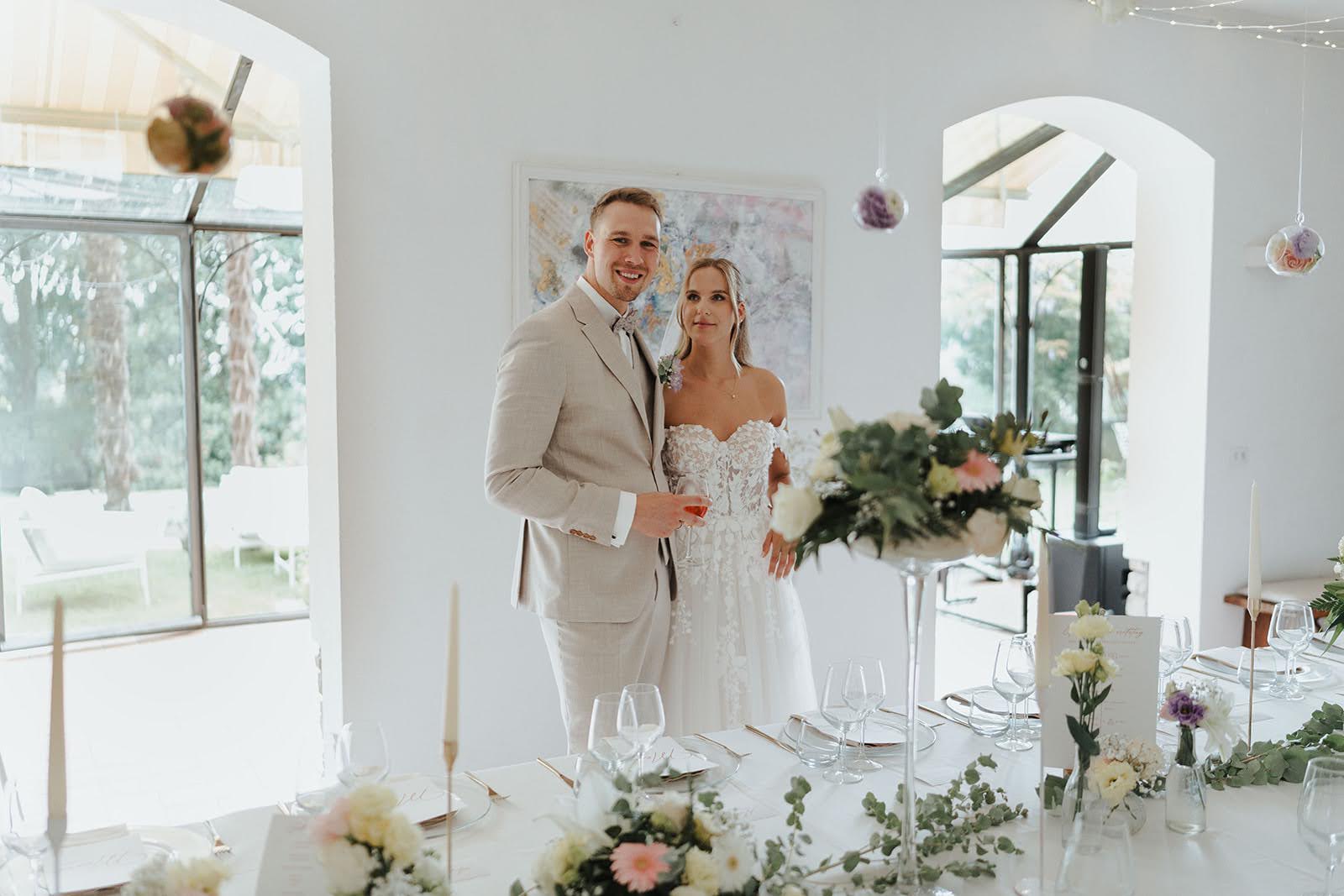Wedding - Wickeltisch - Italy - Ein Brautpaar im Festsaal der Villa Sofia. - VILLA SOFIA - PRIVATE Boutique-Villa