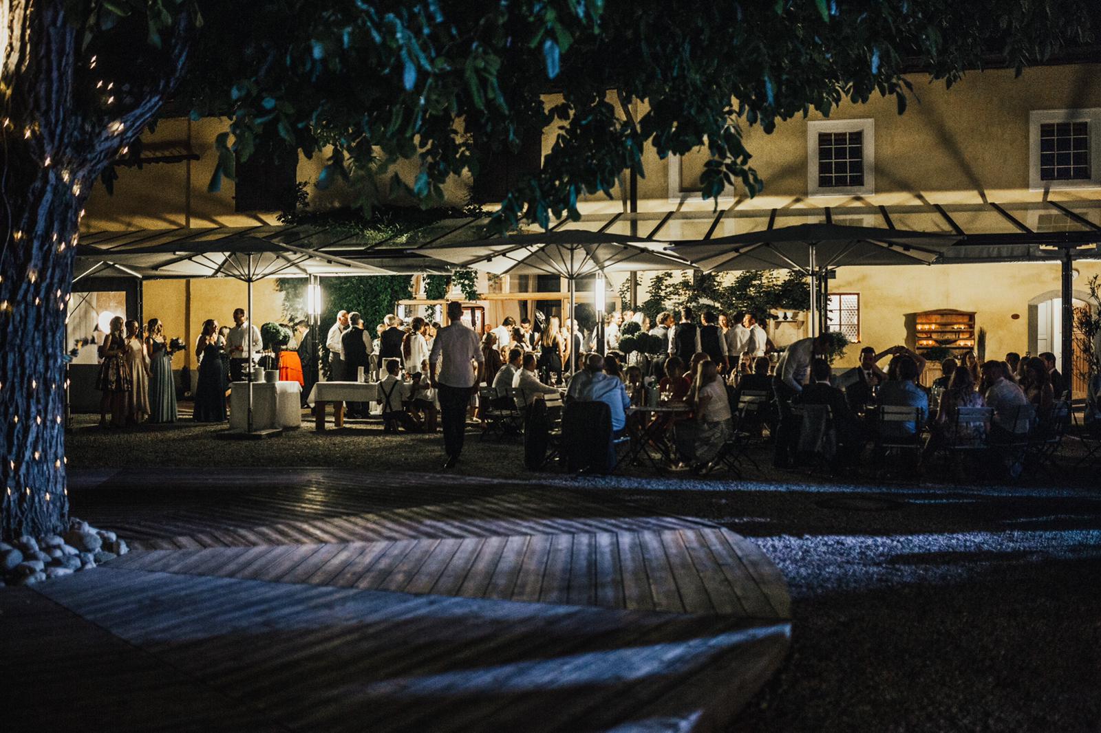 Hochzeitslocation: Der Innenhof vom Moarhof in Grünbach bei Nacht. - Moarhof in Grünbach