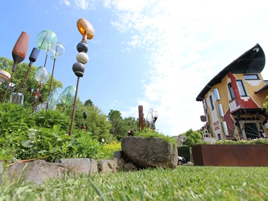 Hochzeitslocation: Eine andere Ansicht aus dem Kräutergarten, Heiraten im Grünen,.... auch Standesamtlich - Malerwinkl Restauarnt + Kunsthotel