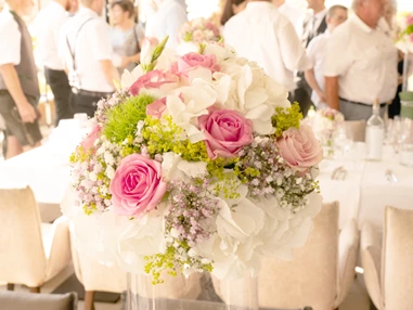 Hochzeitslocation: Blumen aus der Region, so Prunkvoll ist das Vulkanland  - Malerwinkl Restauarnt + Kunsthotel