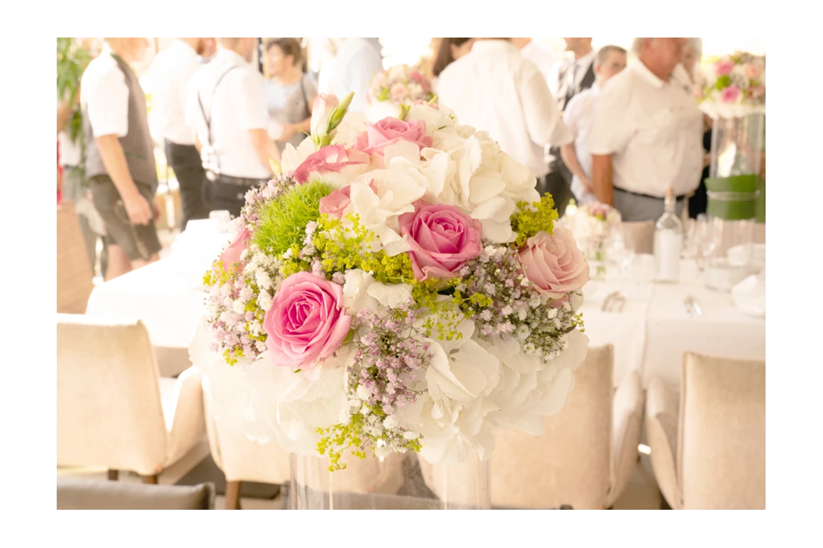 Hochzeitslocation: Blumen aus der Region, so Prunkvoll ist das Vulkanland  - Malerwinkl Restauarnt + Kunsthotel