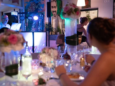 Hochzeitslocation: so am Tag so am Abend , der dj macht die Stimmung, künstlerisch bund ist es im Malerwinkl Restaurant + Kunsthotel Malerwinlk gleich nahe der Riegersburg - Malerwinkl Restauarnt + Kunsthotel