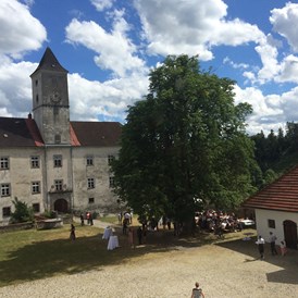 Hochzeit: Der Schlosshof - viel Platz für's Feiern - Schloss Eschelberg