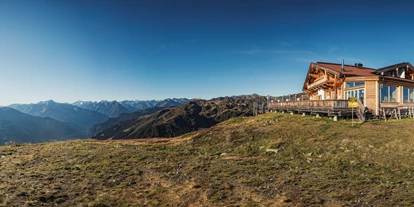 Matrimonio - Fügenberg - Die Kristallhütte ist eine einzigartige Hochzeitslocation in den Tiroler Bergen. Für alle die Qualität mit Gastfreundschaft in einer einzigartigen Atmosphäre suchen ist die Kristallhütte der ideale Ort zum feiern. Die Alleinlage auf über 2150 Metern, garantiert unvergessliche Momente ob im Kleinen oder großes Rahmen. Genauere Informationen findet ihr in unser Hochzeitsbroschüre - Kristallhütte