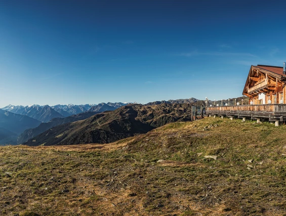 Hochzeit: Die Kristallhütte ist eine einzigartige Hochzeitslocation in den Tiroler Bergen. Für alle die Qualität mit Gastfreundschaft in einer einzigartigen Atmosphäre suchen ist die Kristallhütte der ideale Ort zum feiern. Die Alleinlage auf über 2150 Metern, garantiert unvergessliche Momente ob im Kleinen oder großes Rahmen. Genauere Informationen findet ihr in unser Hochzeitsbroschüre - Kristallhütte