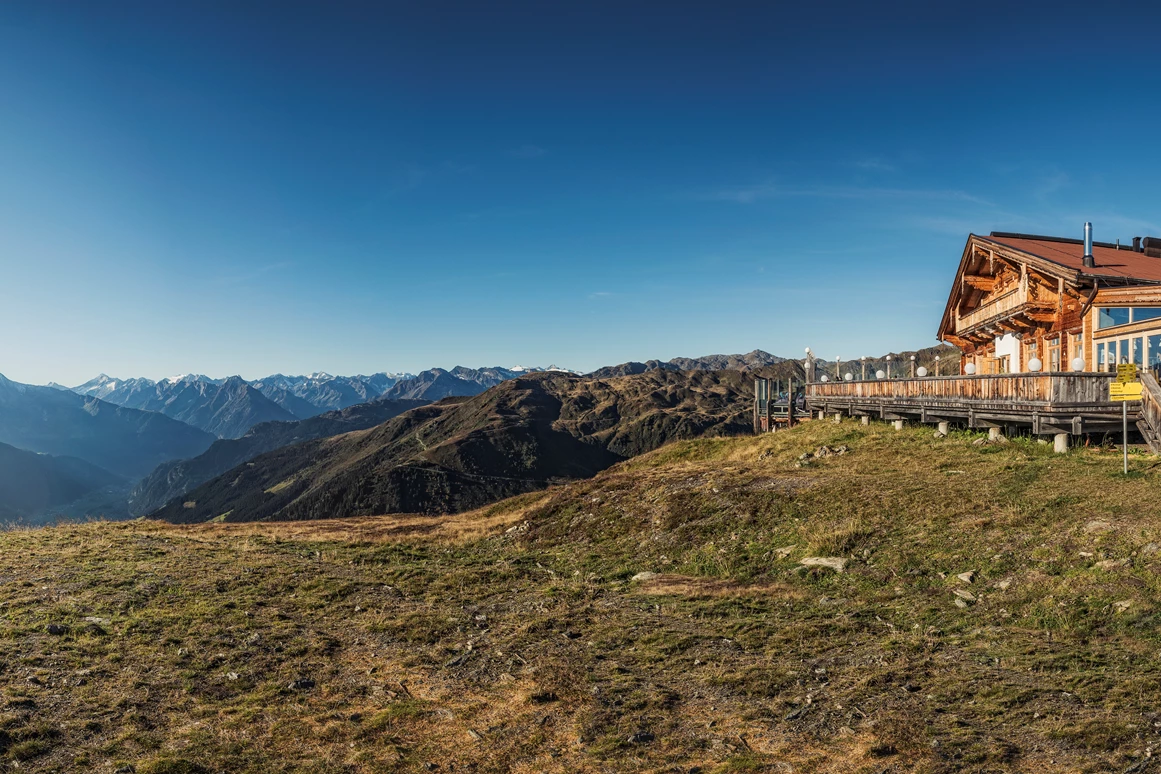 Hochzeit: Die Kristallhütte ist eine einzigartige Hochzeitslocation in den Tiroler Bergen. Für alle die Qualität mit Gastfreundschaft in einer einzigartigen Atmosphäre suchen ist die Kristallhütte der ideale Ort zum feiern. Die Alleinlage auf über 2150 Metern, garantiert unvergessliche Momente ob im Kleinen oder großes Rahmen. Genauere Informationen findet ihr in unser Hochzeitsbroschüre - Kristallhütte