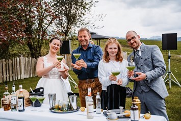 Hochzeit: Am Feldbauernhof könnt ihr euren eigenen Hochzeitscocktail mit dem Cocktailmeister persönlich mixen. - Feldbauernhof