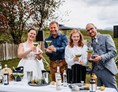 Hochzeit: Am Feldbauernhof könnt ihr euren eigenen Hochzeitscocktail mit dem Cocktailmeister persönlich mixen. - Feldbauernhof