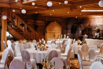 Hochzeit: Der Festsaal des Feldbauernhof am Attersee überzeugt mit seinem rustikalen, hölzernen Charme. - Feldbauernhof