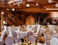 Hochzeit: Der Festsaal des Feldbauernhof am Attersee überzeugt mit seinem rustikalen, hölzernen Charme. - Feldbauernhof