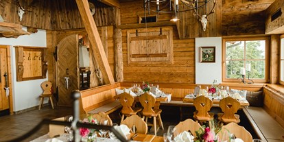 Hochzeit - Kirchberg in Tirol - Liebevoll dekorierte Stuben laden die Hochzeitsgesellschaft zum Feiern ein. Den Blick auf die umliegende Bergwelt der Kitzbüheler Alpen mit der Hohe Salve gibt es als "Zuckerl" mit dazu. - Berggasthaus KandlerAlm