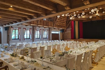 Hochzeit: Milser Stadl mit E-Form, Blick auf die Bühne - Alpenrast Tyrol