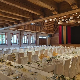 Hochzeit: Milser Stadl mit E-Form, Blick auf die Bühne - Alpenrast Tyrol