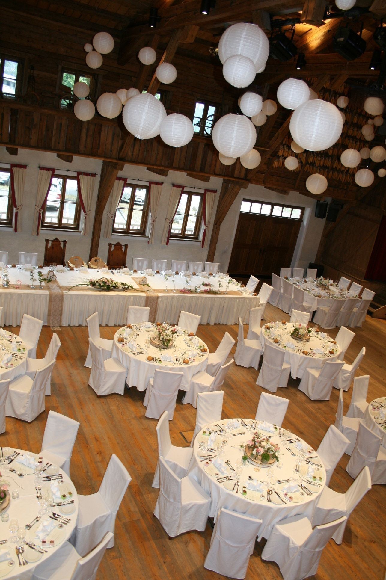 Hochzeitslocation: Milser Stadl mit runden Tischen - Alpenrast Tyrol