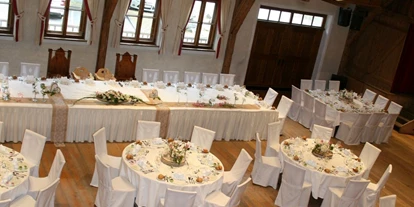 Hochzeit - nächstes Hotel - Tirol - Milser Stadl mit runden Tischen - Alpenrast Tyrol