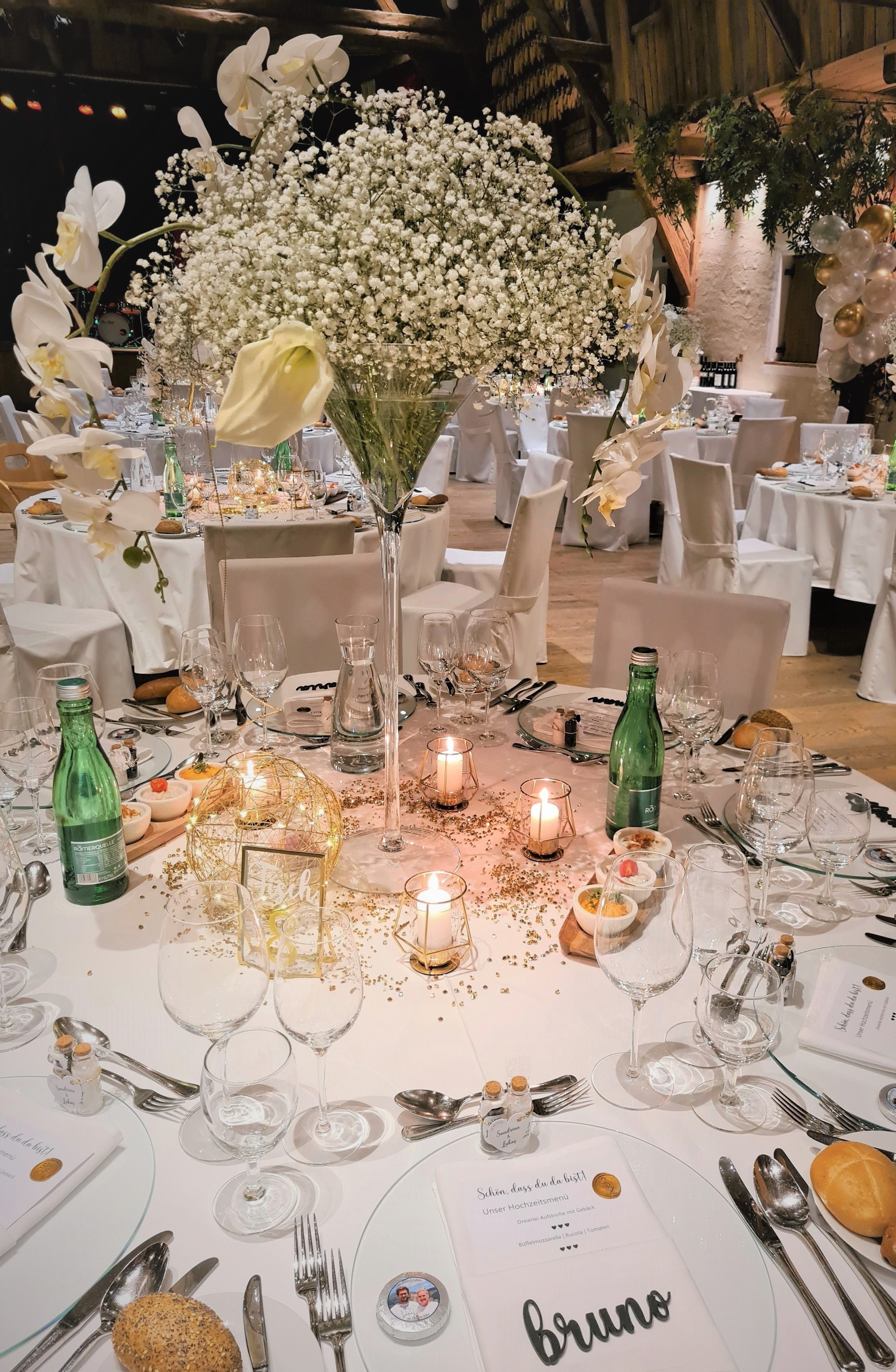 Hochzeitslocation: Milser Stadl, runde Tische Deko-Beispiel - Alpenrast Tyrol