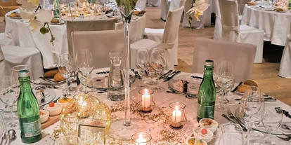 Hochzeit - nächstes Hotel - Tirol - Milser Stadl, runde Tische Deko-Beispiel - Alpenrast Tyrol